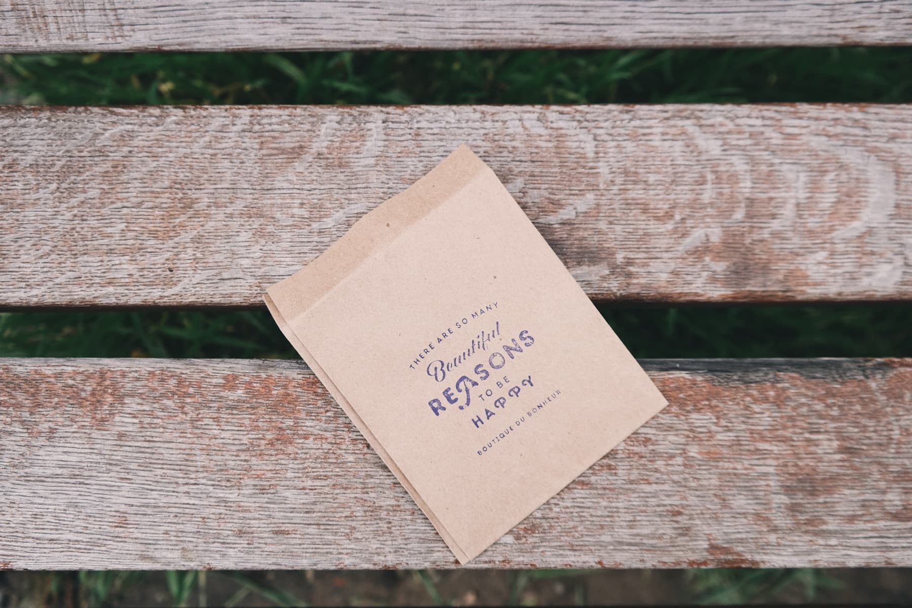 Bolsa de papel kraft con impresión personalizada para packaging de producto.